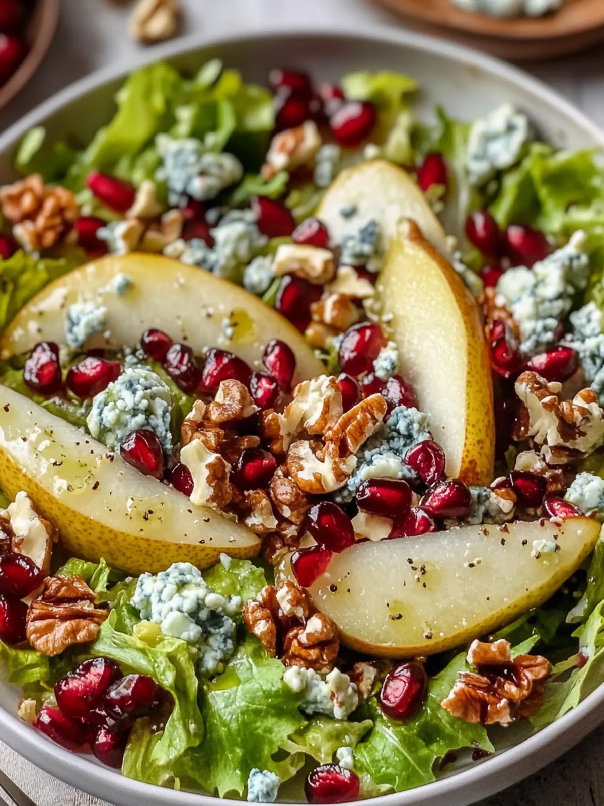 Festive Pear, Pomegranate and Blue Cheese Salad in 10 Minutes 4 Pear, Pomegranate and Blue Cheese Salad